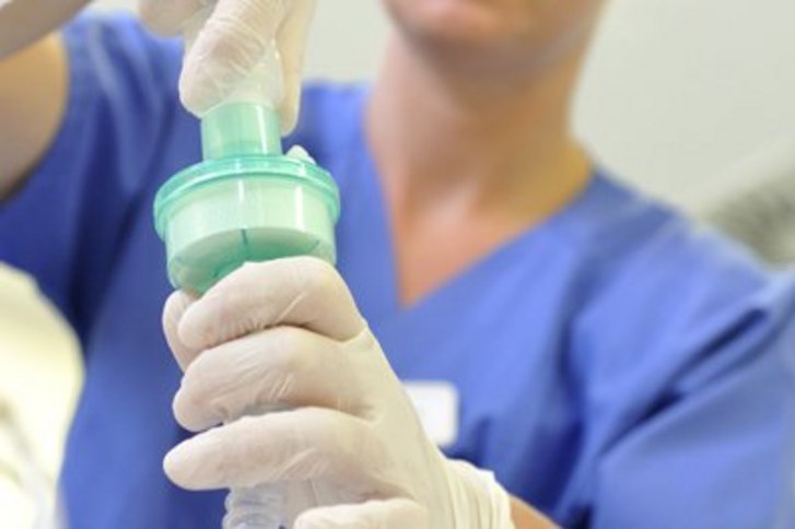 Eine Pflegekraft schließt in der Pneumologie einen Beatmungsschlauch an. 