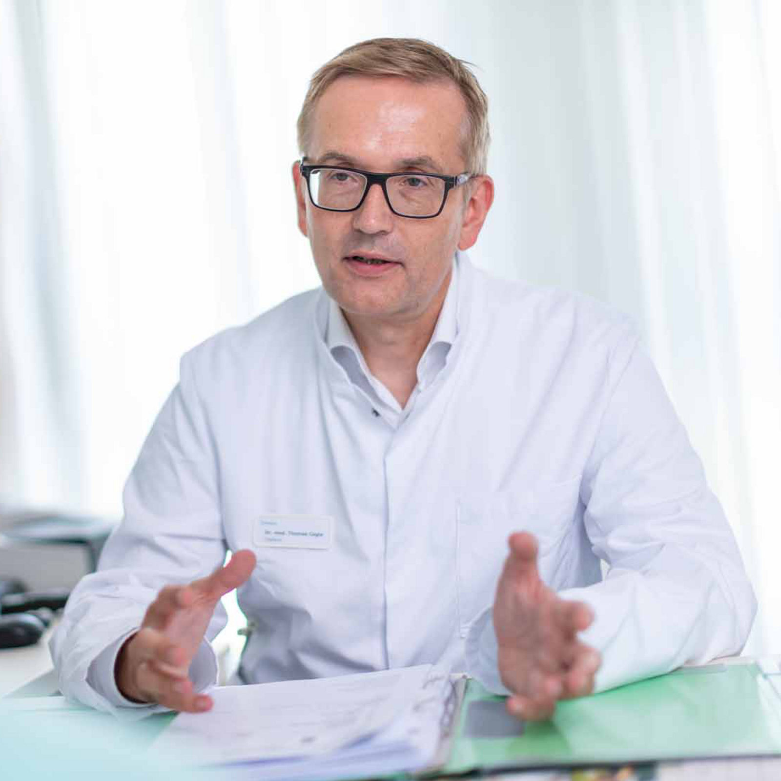 Chefarzt Dr. Cegla im Gespräch mit einer Patientin