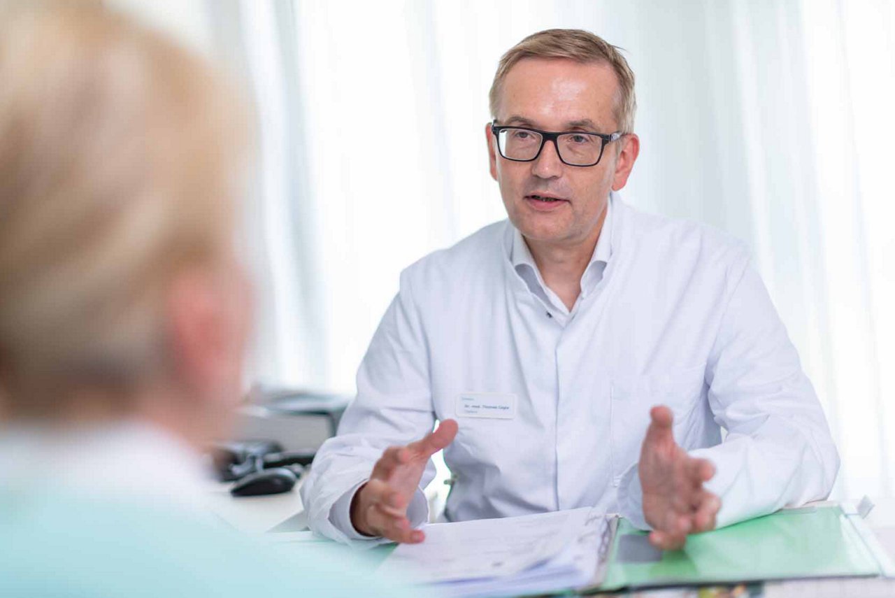 Chefarzt Dr. Cegla im Gespräch mit einer Patientin