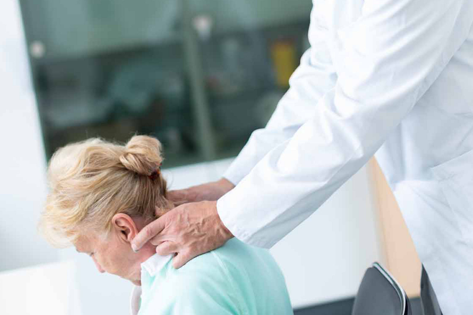 Chefarzt Dr. Cegla führt an der Schmerzklinik Wuppertal eine osteopathische Behandlung bei einer Patientin durch