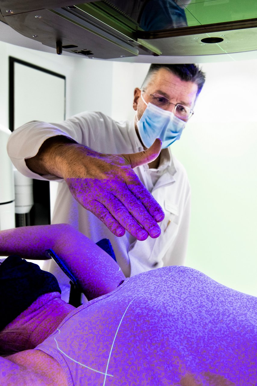 Chefarzt Prof. Piroth bei der Strahlentherapie Bestrahlung einer Patientin