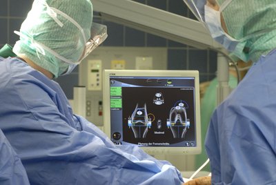 Ein Knie wird in der Unfallchirurgie operiert