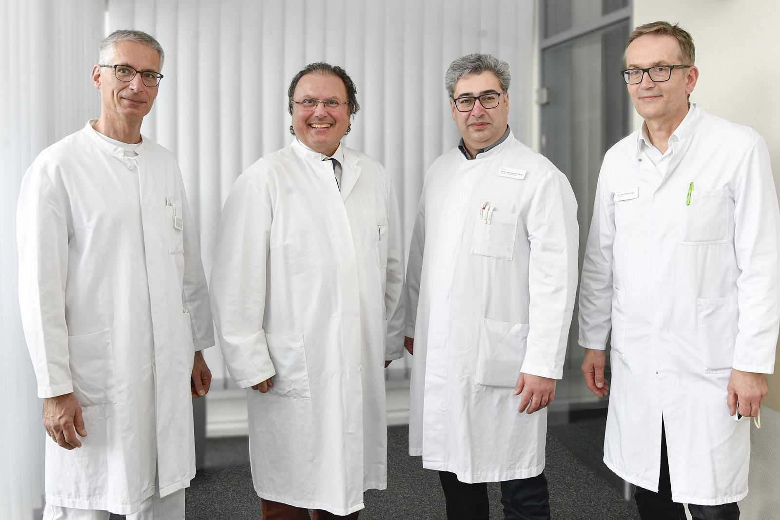 Dr. Axel Pommer, Dr. Jorge Terzis, Dr. Koroush Kabir und Dr. Thomas Cegla bilden das Ärzteteam des Interdisziplinären Wirbelsäulenzentrums am Helios Universitätsklinikum Wuppertal 