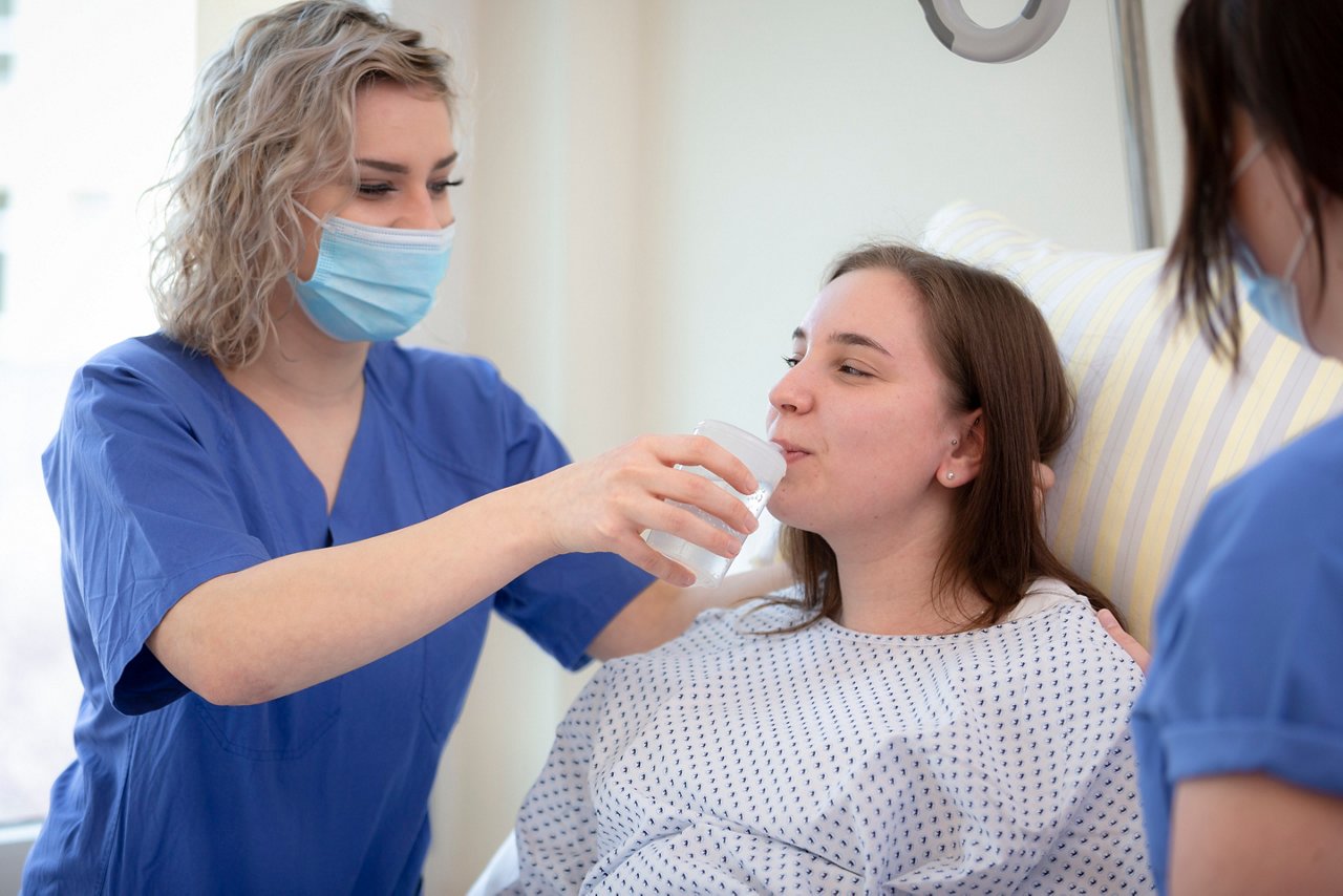 Auszubildende zur Pfegekraft üben Pflege am Patienten