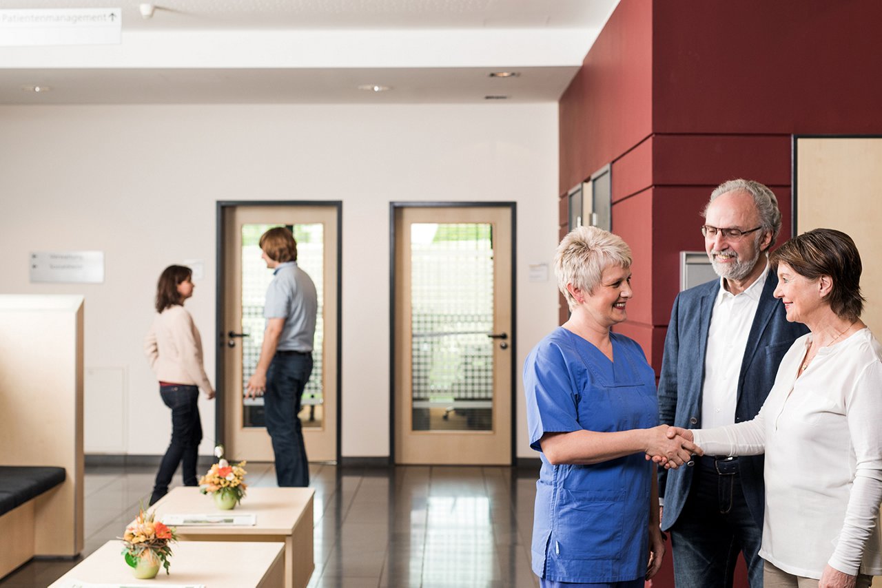 Patienten und medizinisches Personal in der Praxis