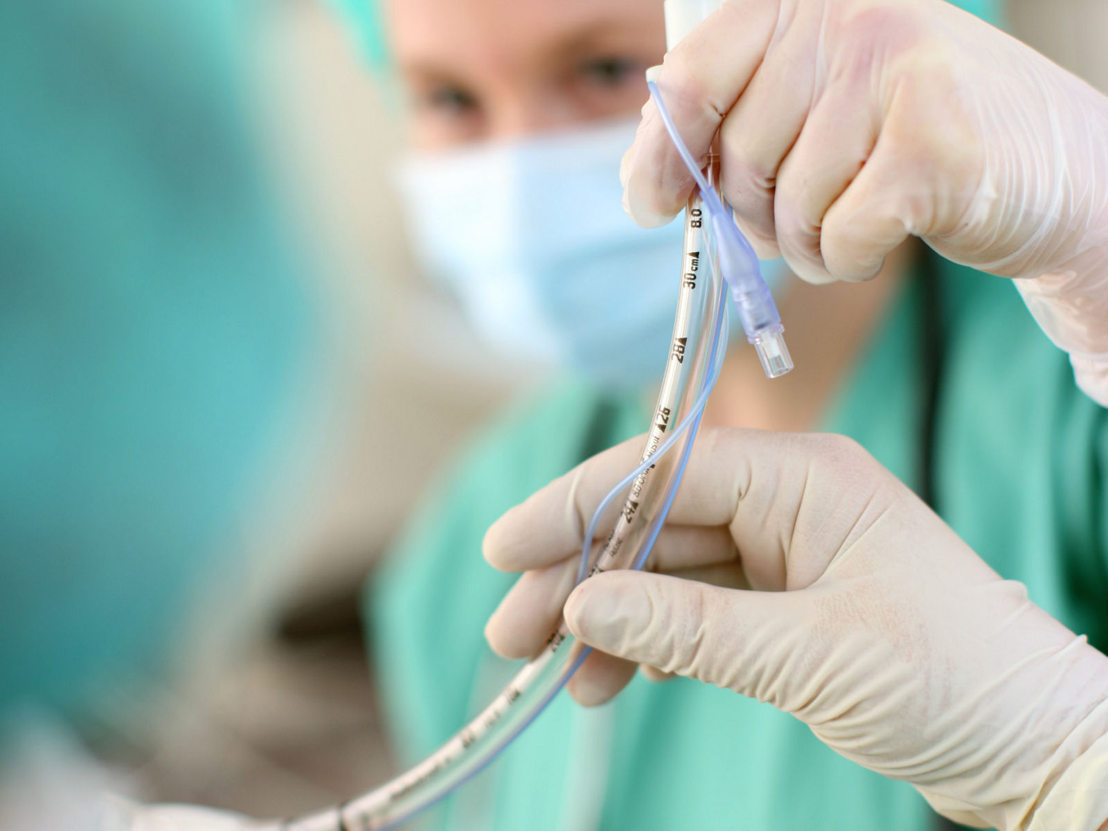 Einleiten einer Narkose im Operationssaal