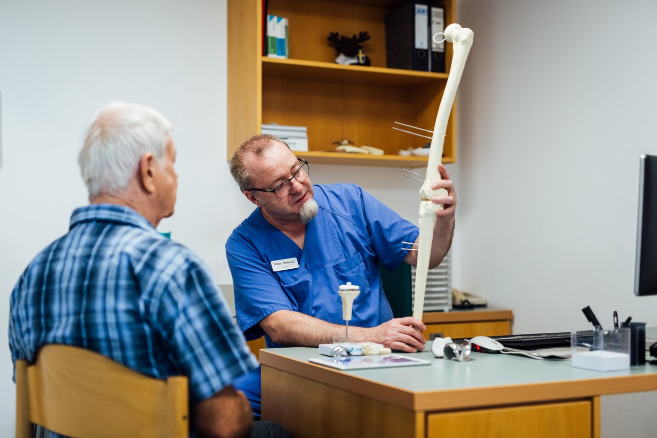 Arzt-Patienten-Gespräch im Fachbereich Endoprothetik