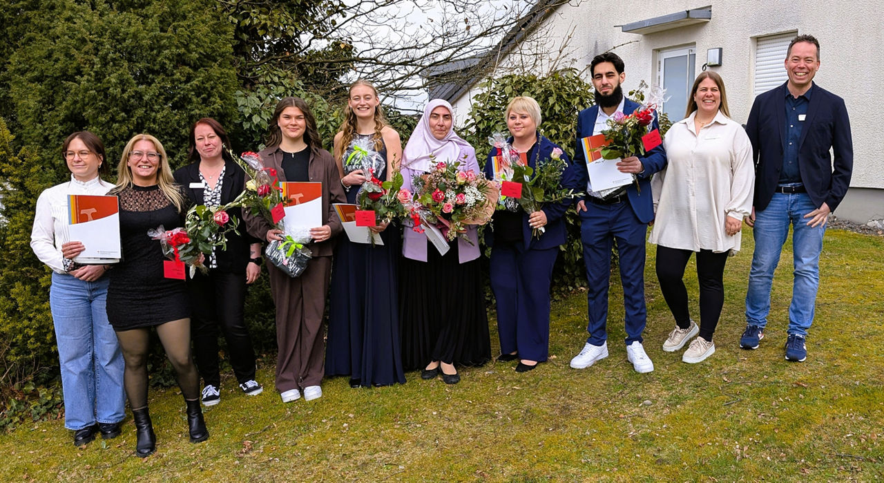 Helios Klinik Attendorn gratuliert Pflege-Sextett zur bestandenen Ausbildung