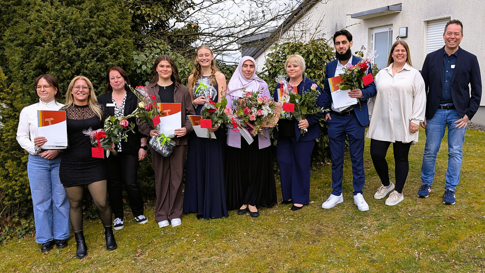 Prüfung bestanden: Der Abschlussjahrgang 2026 der Helios Klinik mit Pflegedirektor René Stahl (ganz rechts), Praxisanleiterin Lorraine Symanzick (2.v.r.) und Viktoria Trinks, stellv. Pflegedirektorin (ganz links)