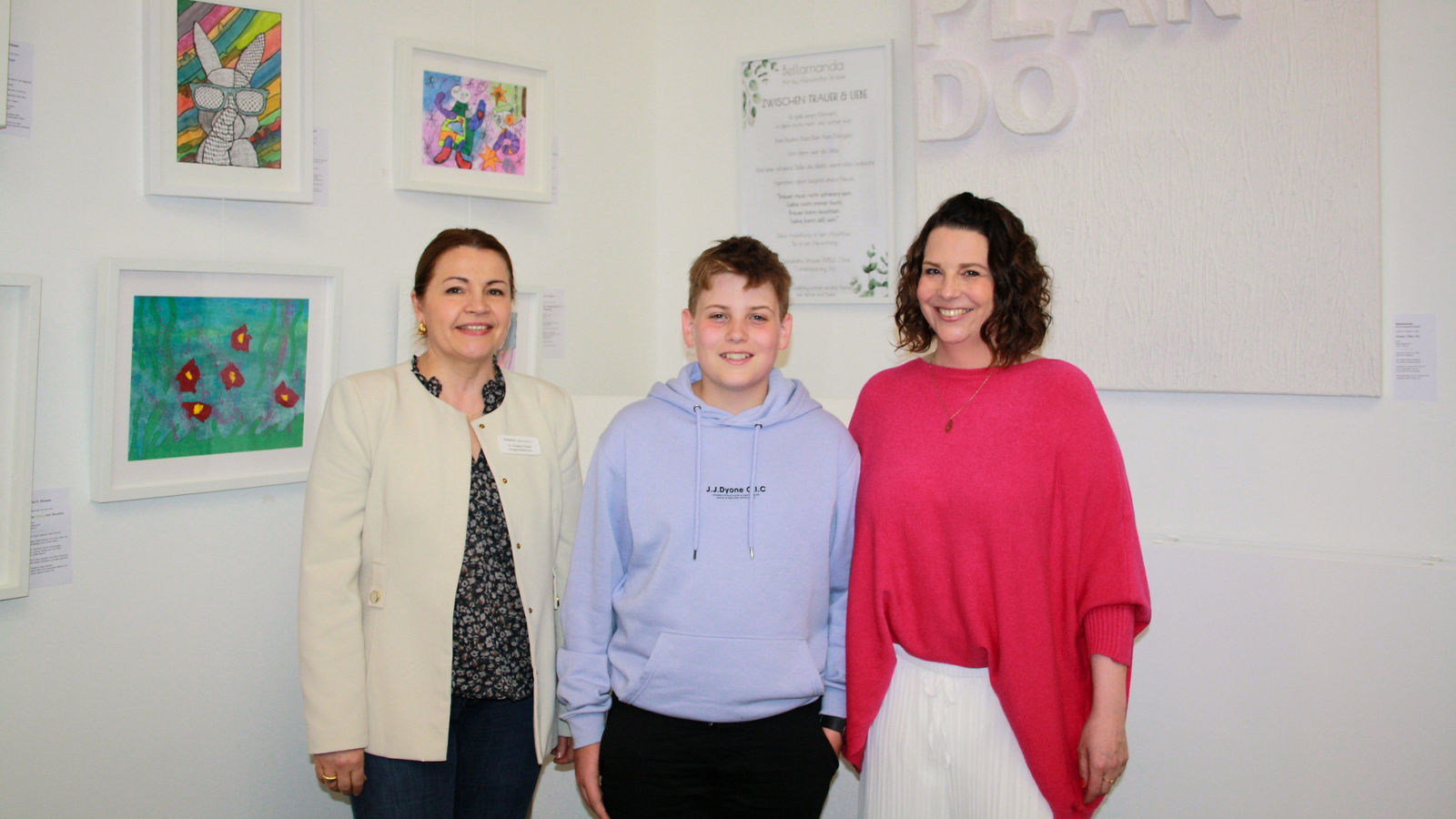 Dr. Oksana Prajzel (l.) mit Malerin Alexandra Strasse (r.) und Nachwuchskünstler Béla Strasse bei der Ausstellungseröffnung