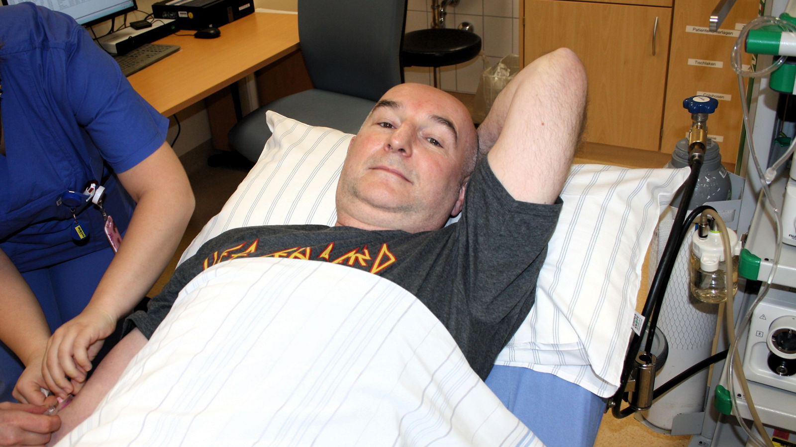 Seitenwechsel: Dr. Stefan Bollmann wird auf eine Darmspiegelung vorbereitet