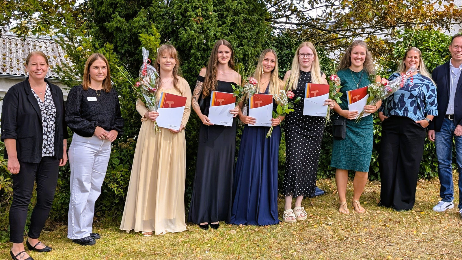 Von links nach rechts: Praxisanleiterin Angela Eckeln, Stellvertretende Pflegedirektorin Viktoria Tinks, Kim Lena Klein, Korinna Bartsch, Darleen Scholemann, Yara Wensing, Ina Klein, Praxisanleiterin Lorraine Symanzick und Pflegedirektor René Stahl