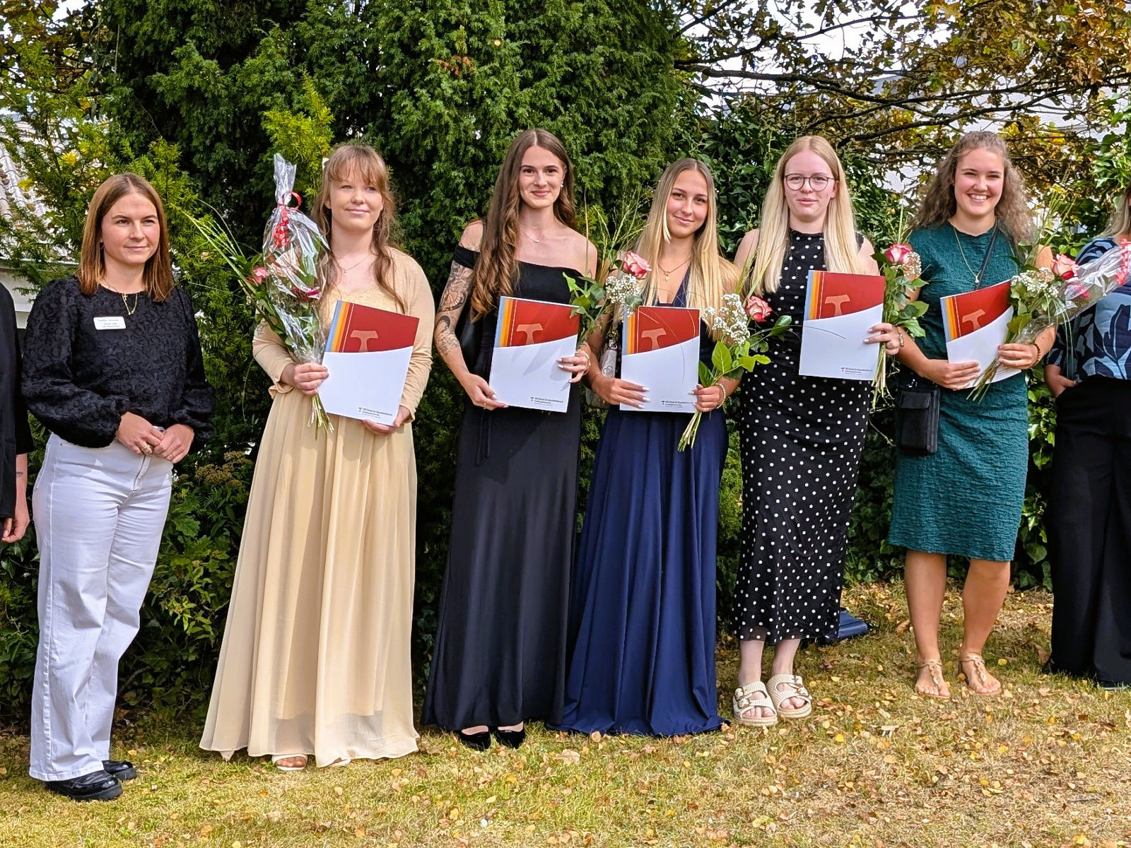 Fünf Pflegekräfte starten nach erfolgreicher Ausbildung ins Berufsleben