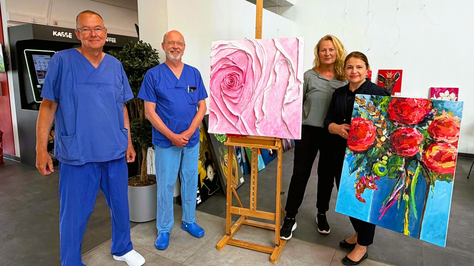 Dr. Martin Bischopink, Dr. Martin Asbach, Petra Steden und Klinikgeschäftsführerin Dr. Oksana Prajzel bei der Eröffnung der Ausstellung in der Helios Klinik Attendorn