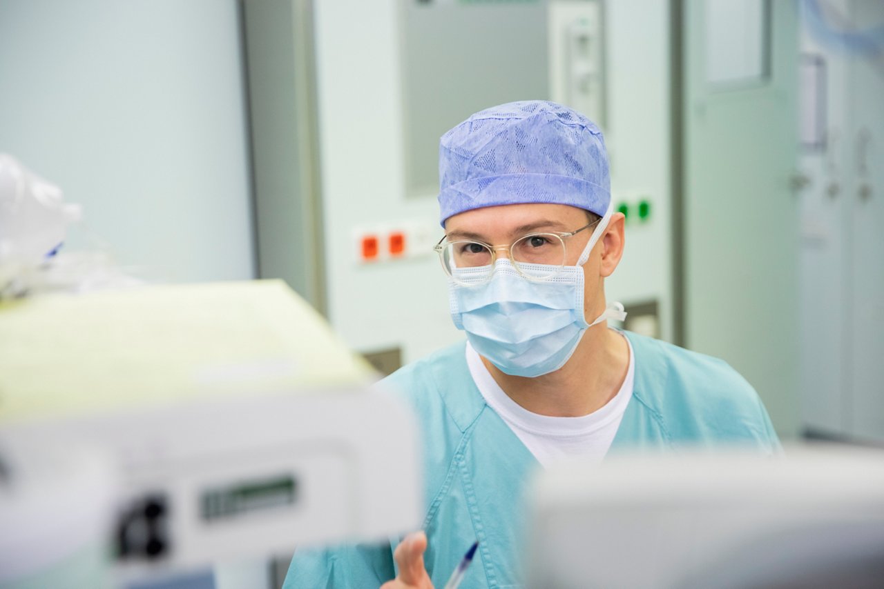 Assistenzarzt der Klinik für Anästhesie bei der Arbeit