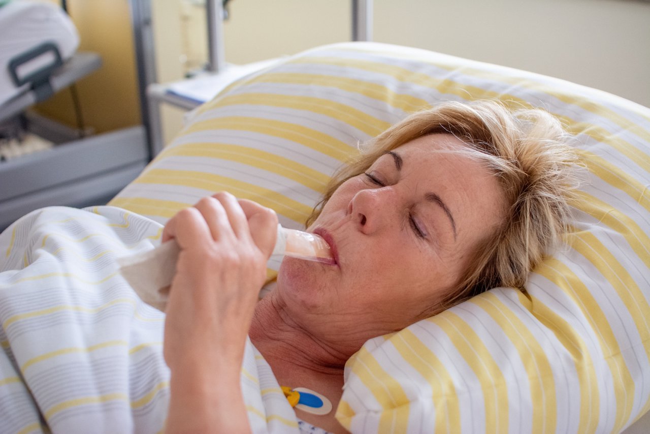 Patientin isst Eis nach der Operation