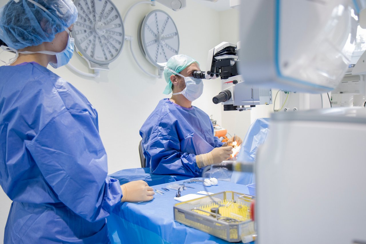 Operation einer Auges mit einem Operationsmikroskop