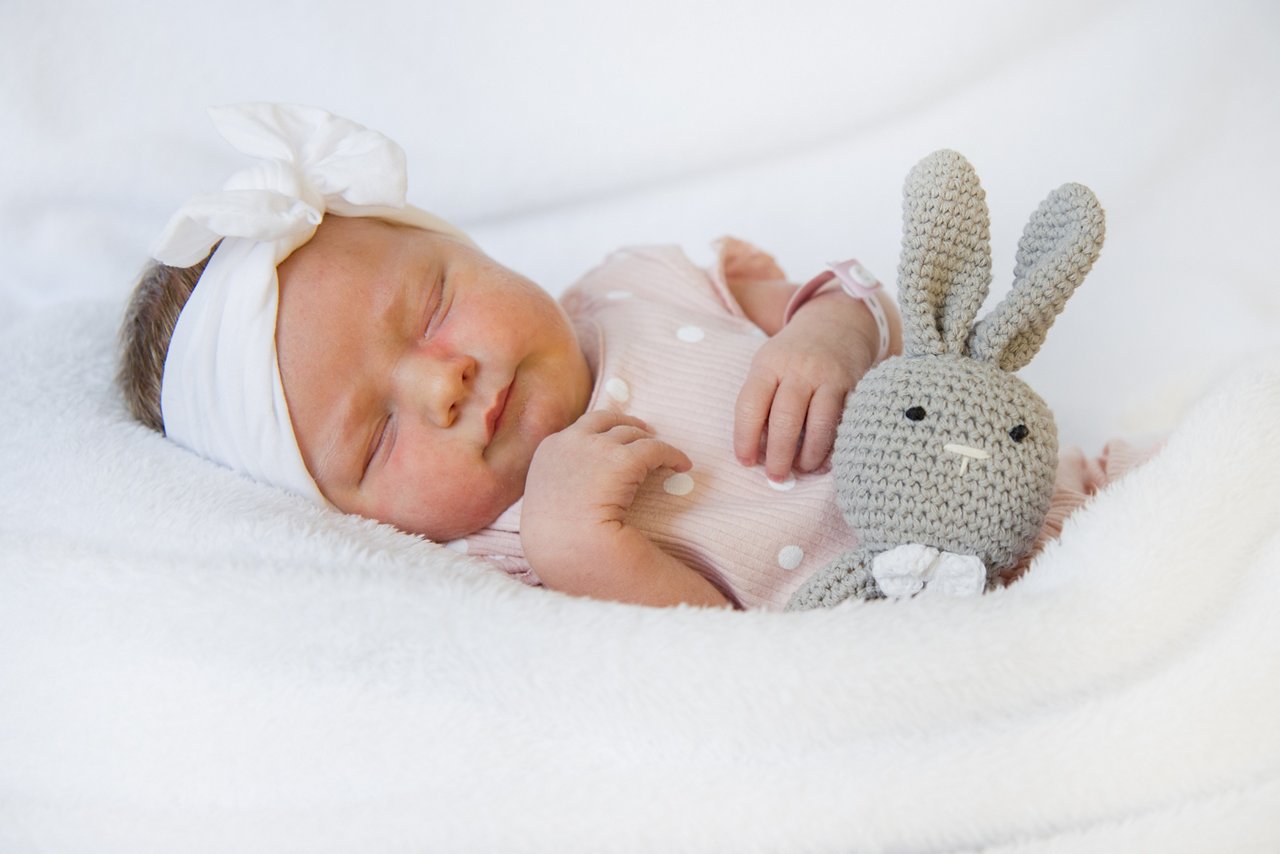 Baby beim Shooting mit Hase