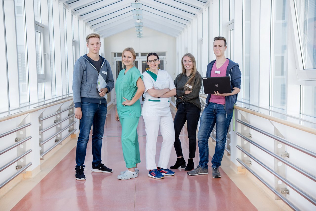 Gruppenbild verschiedener  Auszubildende 