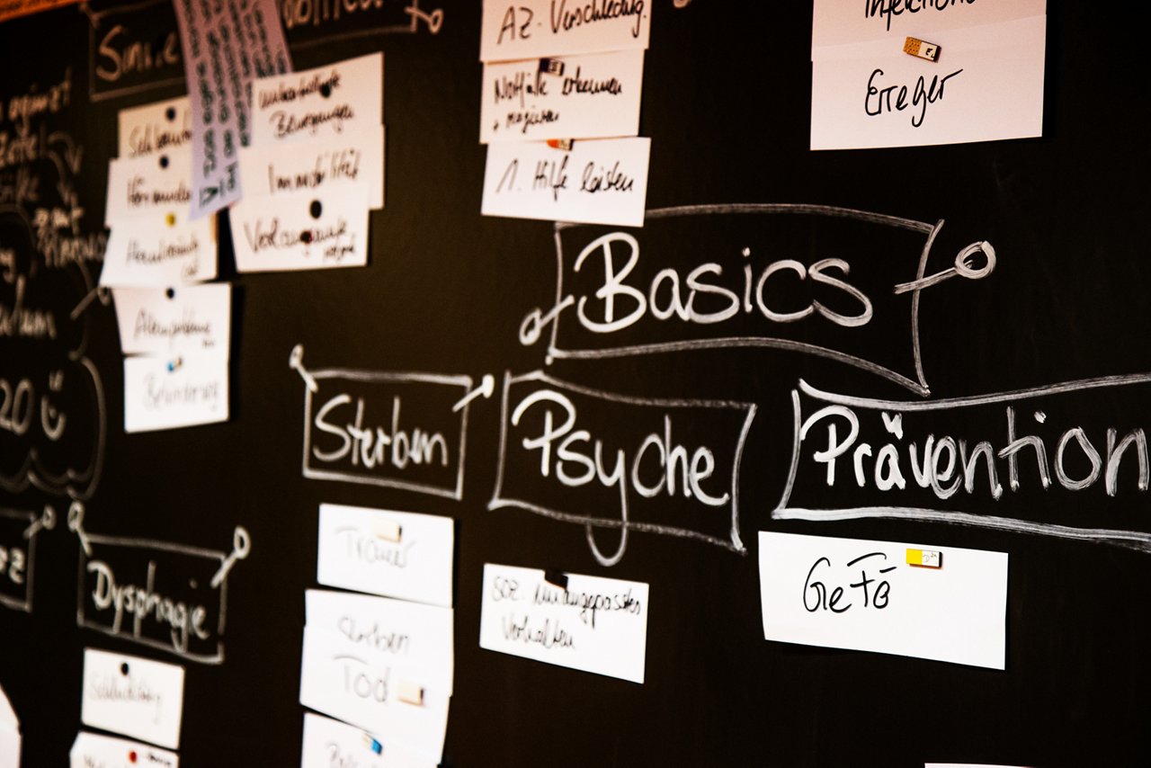 Tafel mit Lehrinhalten im Gang des Bildungszentrums aue 