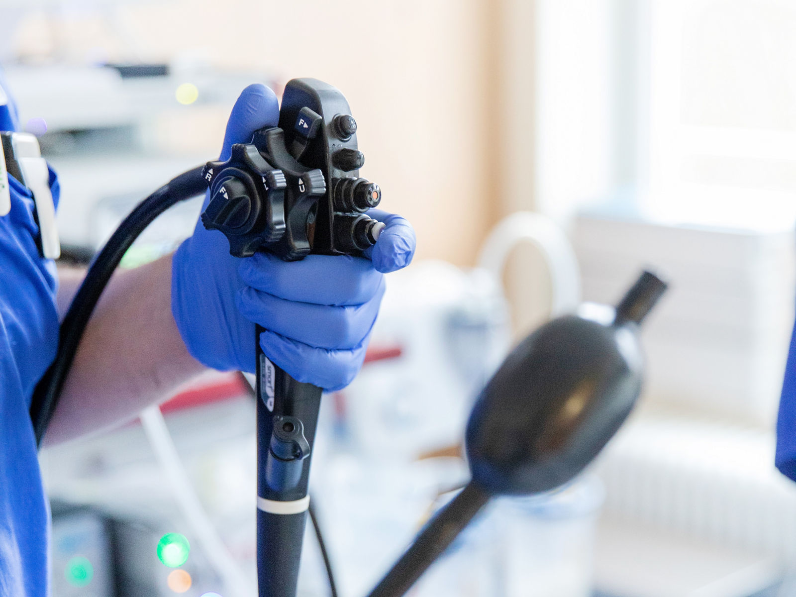 Endoskop in den Händen eines Arztes