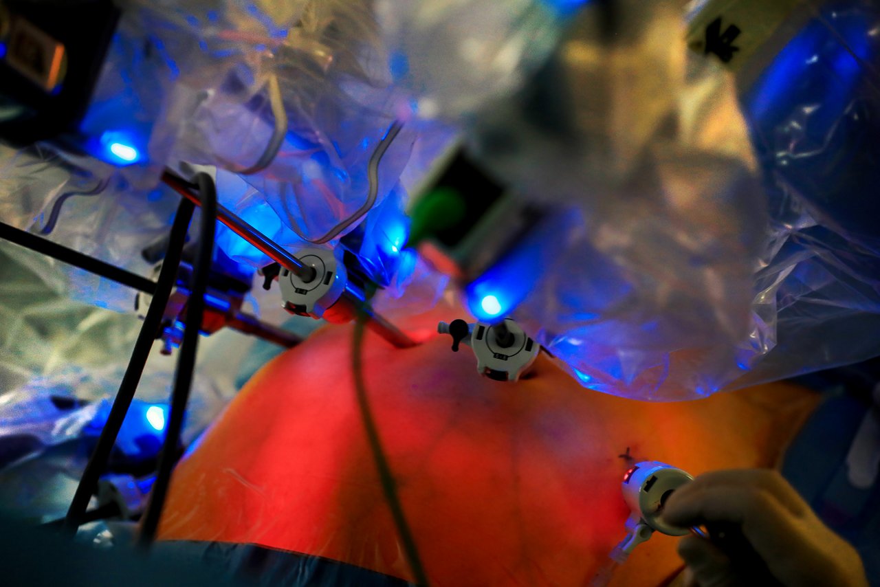 Da Vinci Instrumente im Dunkel während einer OP