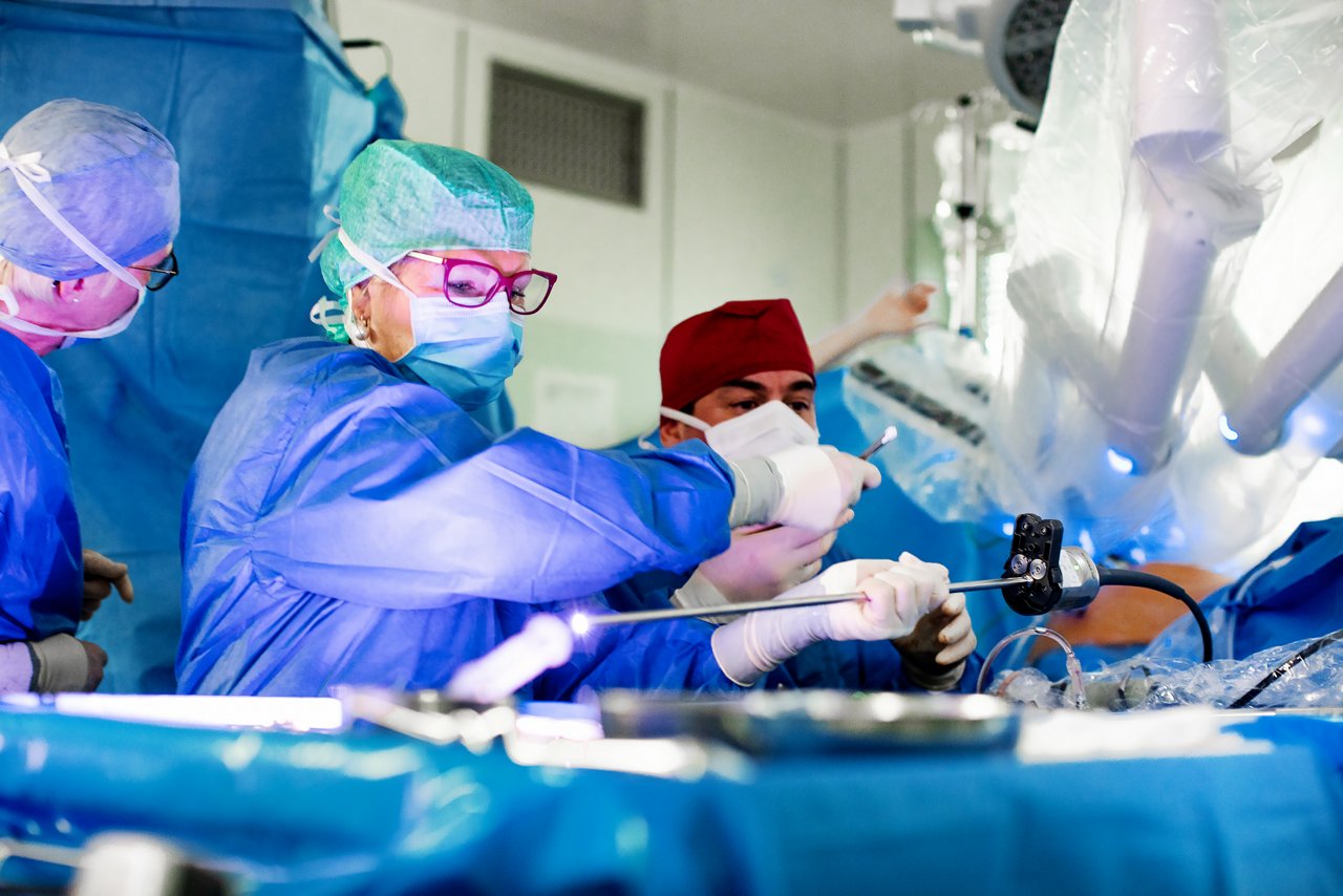 OP-Schwester leistet Zuarbeit bei einer Operation mit der DaVinci-Robotik