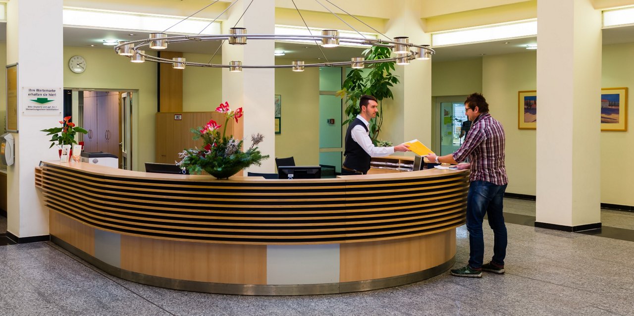 Patient am Empfangstresen im Helios Klinikum Aue