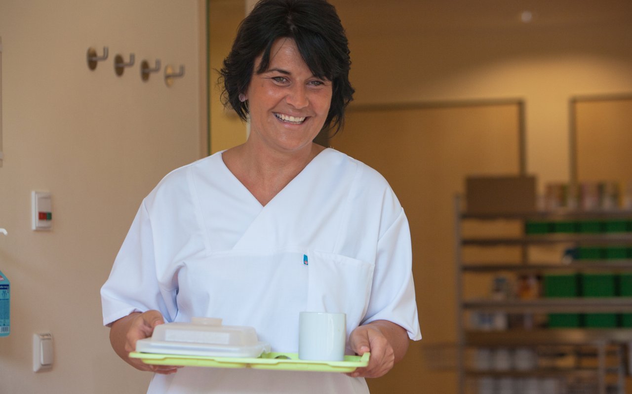 Schwester teilt Essen aus