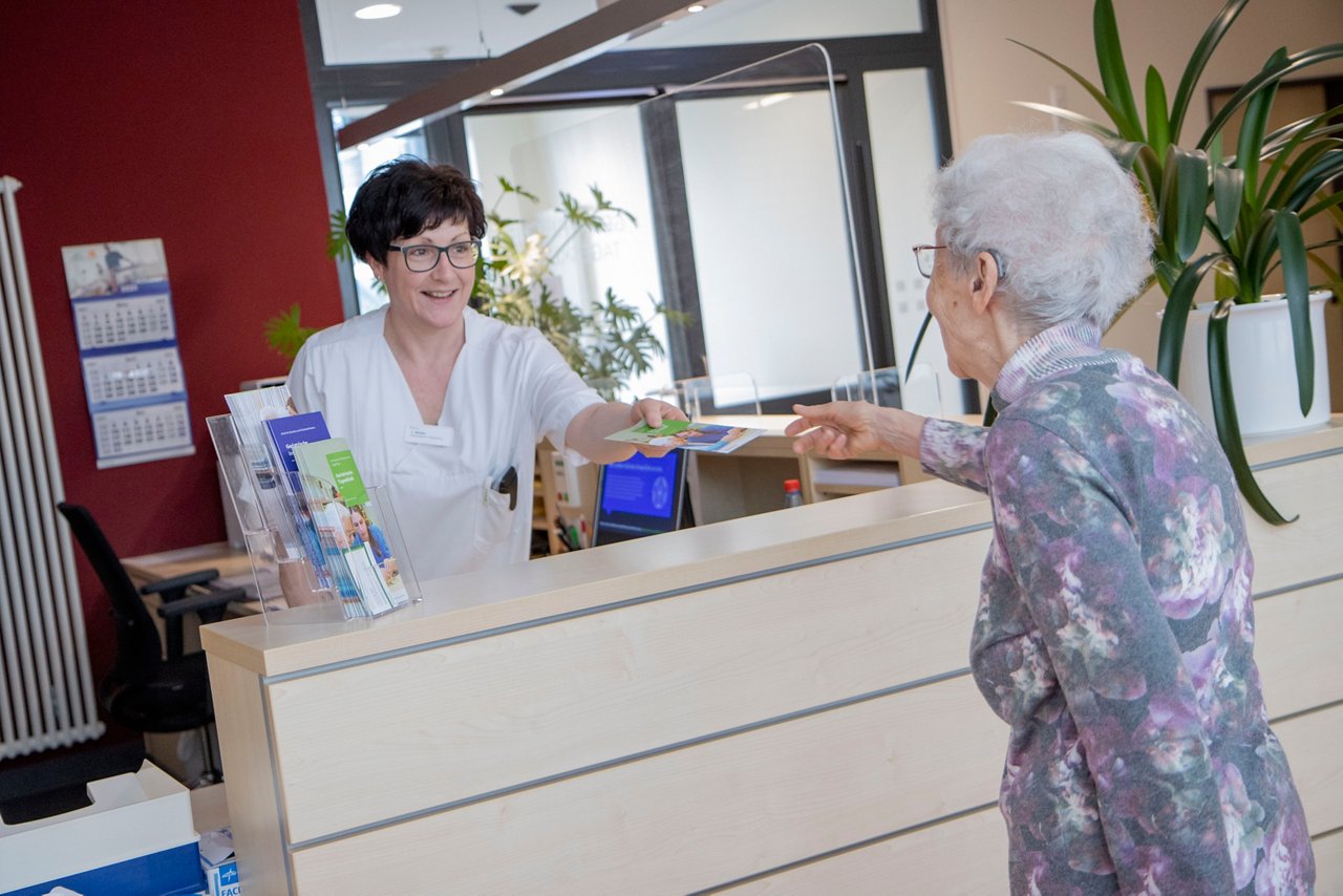 Patientin bei der Anmeldung in der Geriatrie Helios Klinikum Aue