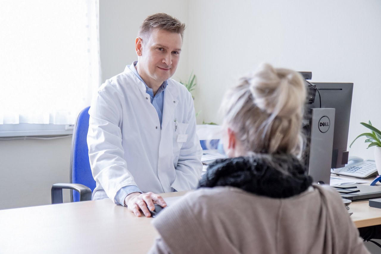 Gespräch Chefarzt mit Patientin