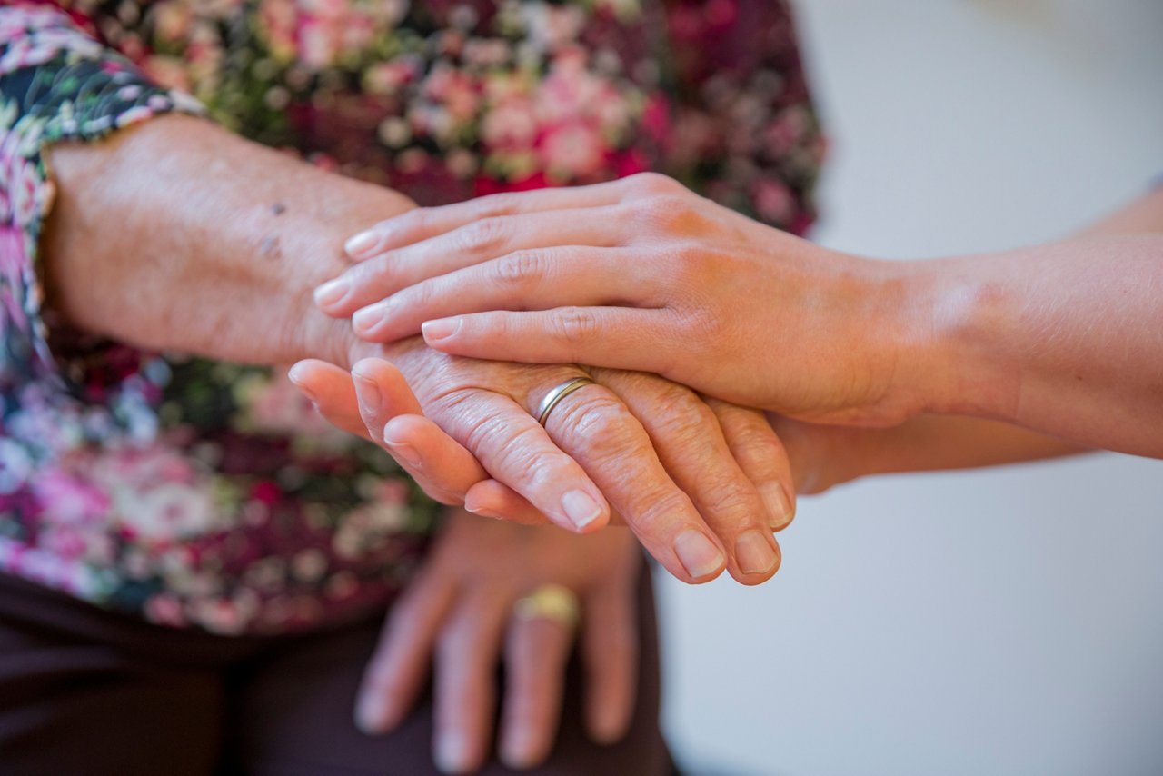 Zwei Hände stützen sich in schwierigen Zeiten