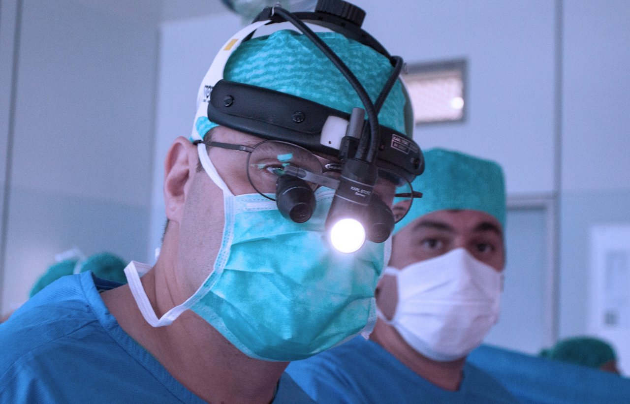 Chefarzt Reichelt während einer OP