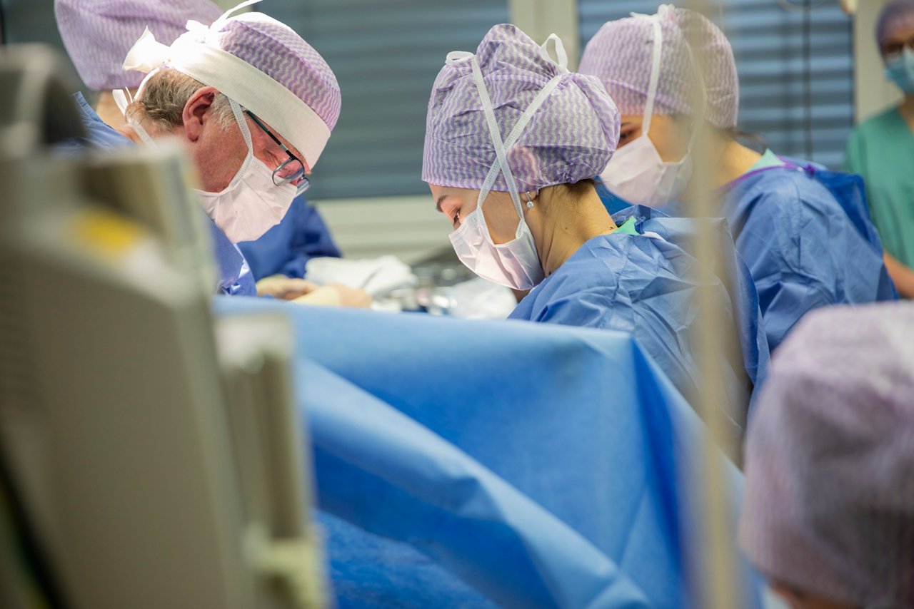 Ärzteteam beim einem Kaiserschnitt im OP