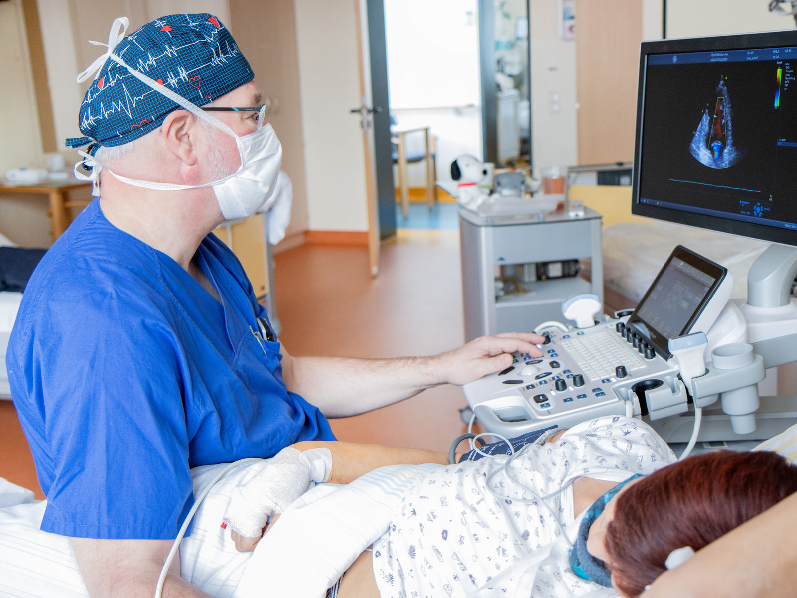 Chefarzt untersucht Patientin 