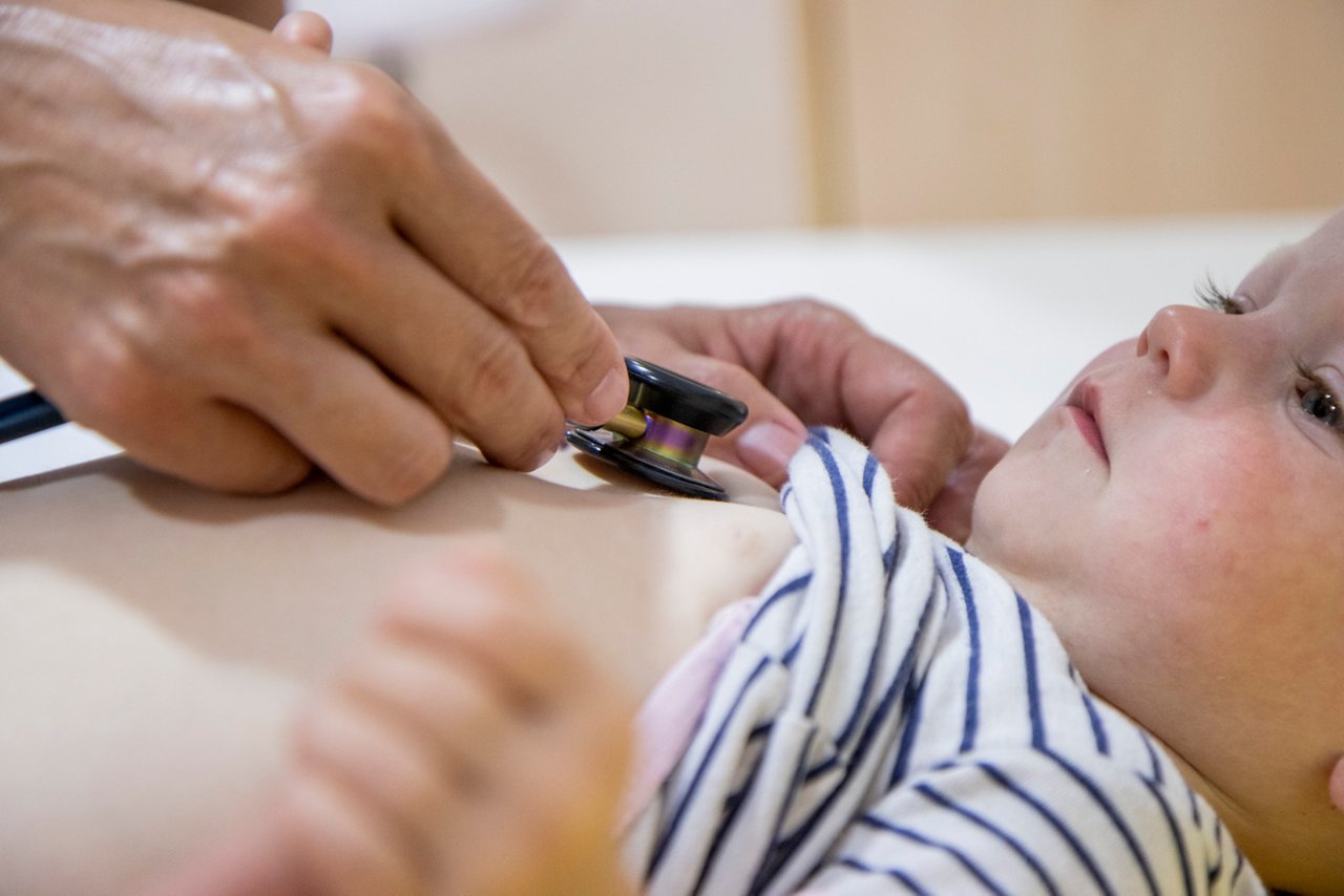 Untersuchung eines Kleinkindes mit Stethoskop