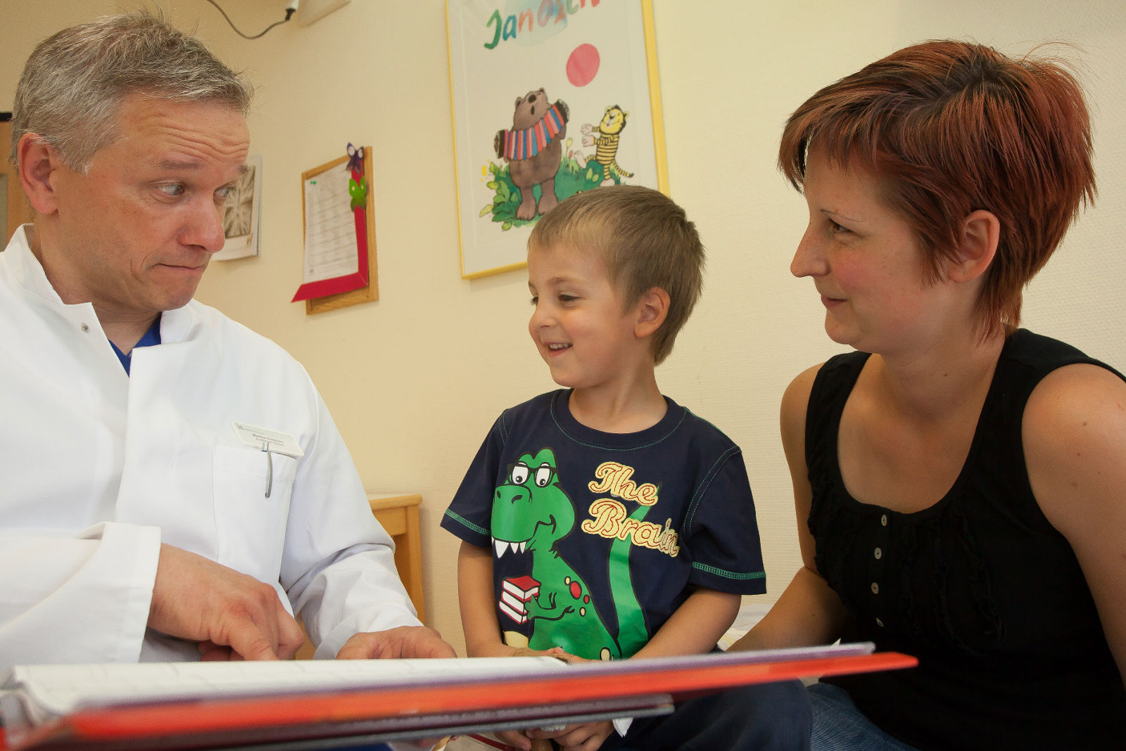Gespräch auf der Kinderurologie zwischen Patient, Mutter und Dipl.-Med. Markus Kosytorz