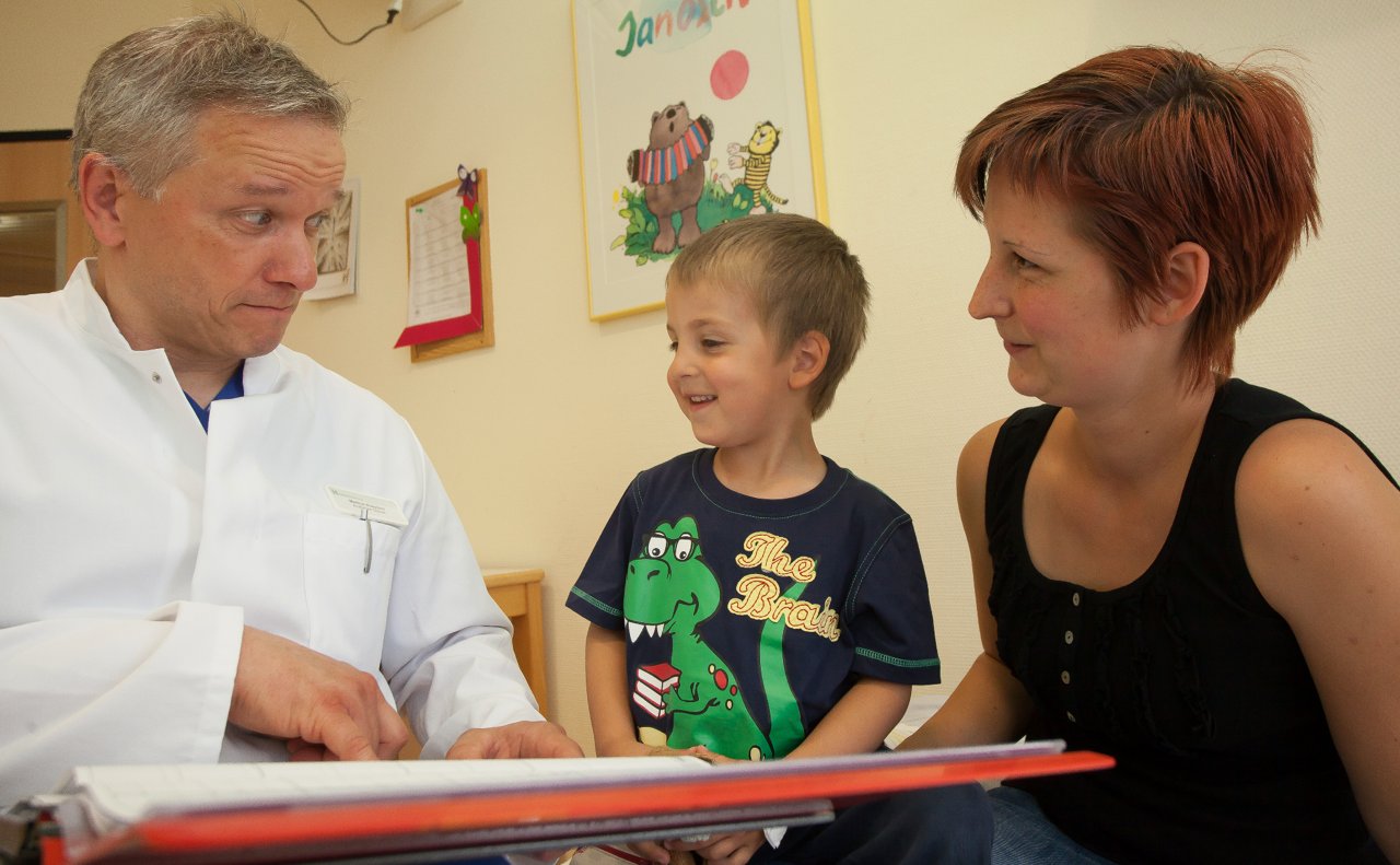 Gespräch auf der Kinderurologie zwischen Patient, Mutter und Dipl.-Med. Markus Kosytorz