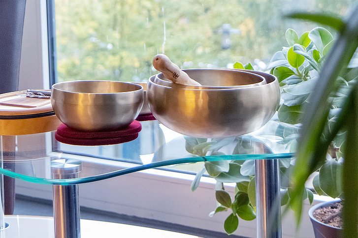 Klangschalen stehen auf einem Tisch