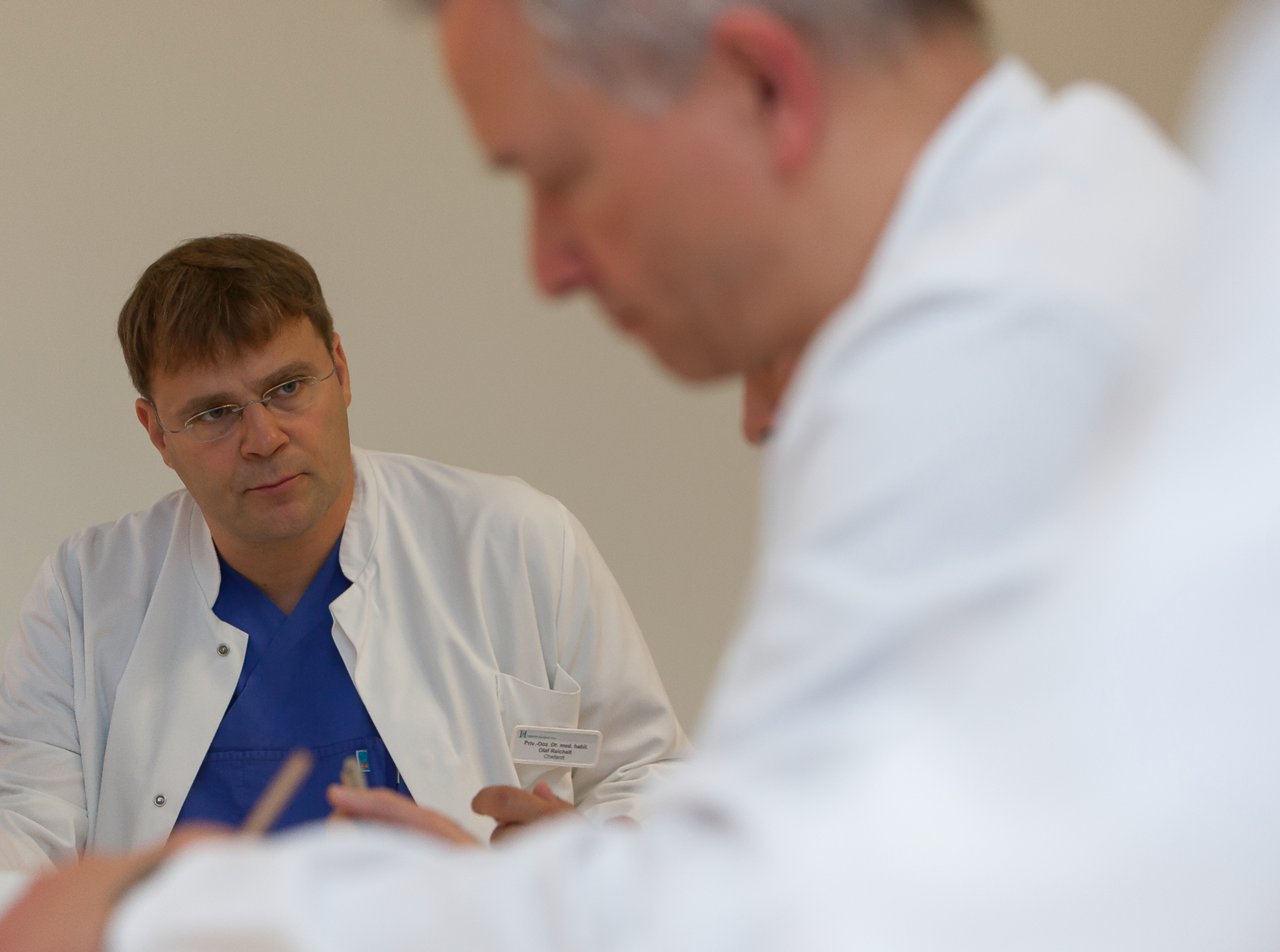 Chefarzt und Oberarzt in einem Teammeeting