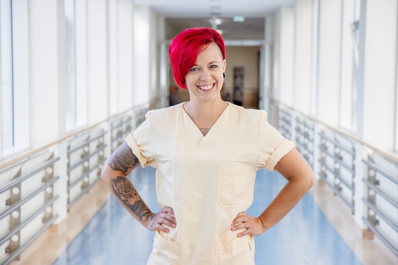 Portrait von Krankenpflegehelferin Sandra