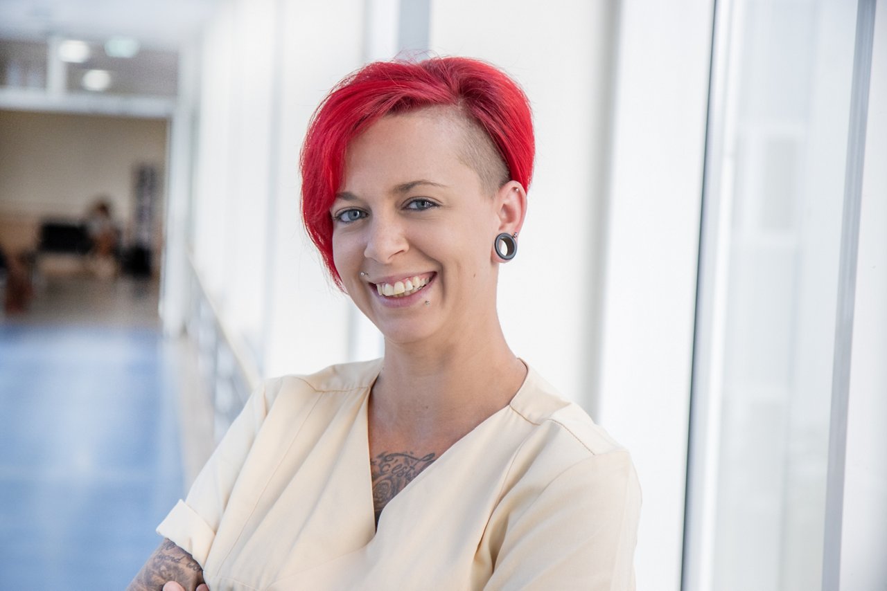 Portrait von Krankenpflegehelferin Sandra