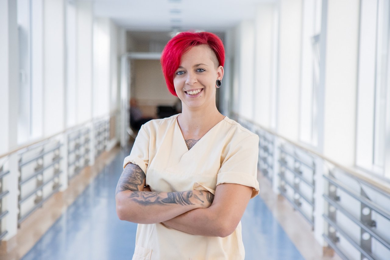 Portrait von Krankenpflegehelferin Sandra