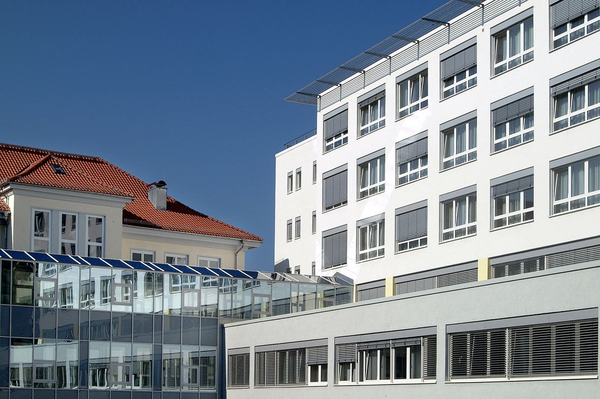 Außenansicht Innenhof Helios Klinikum Aue