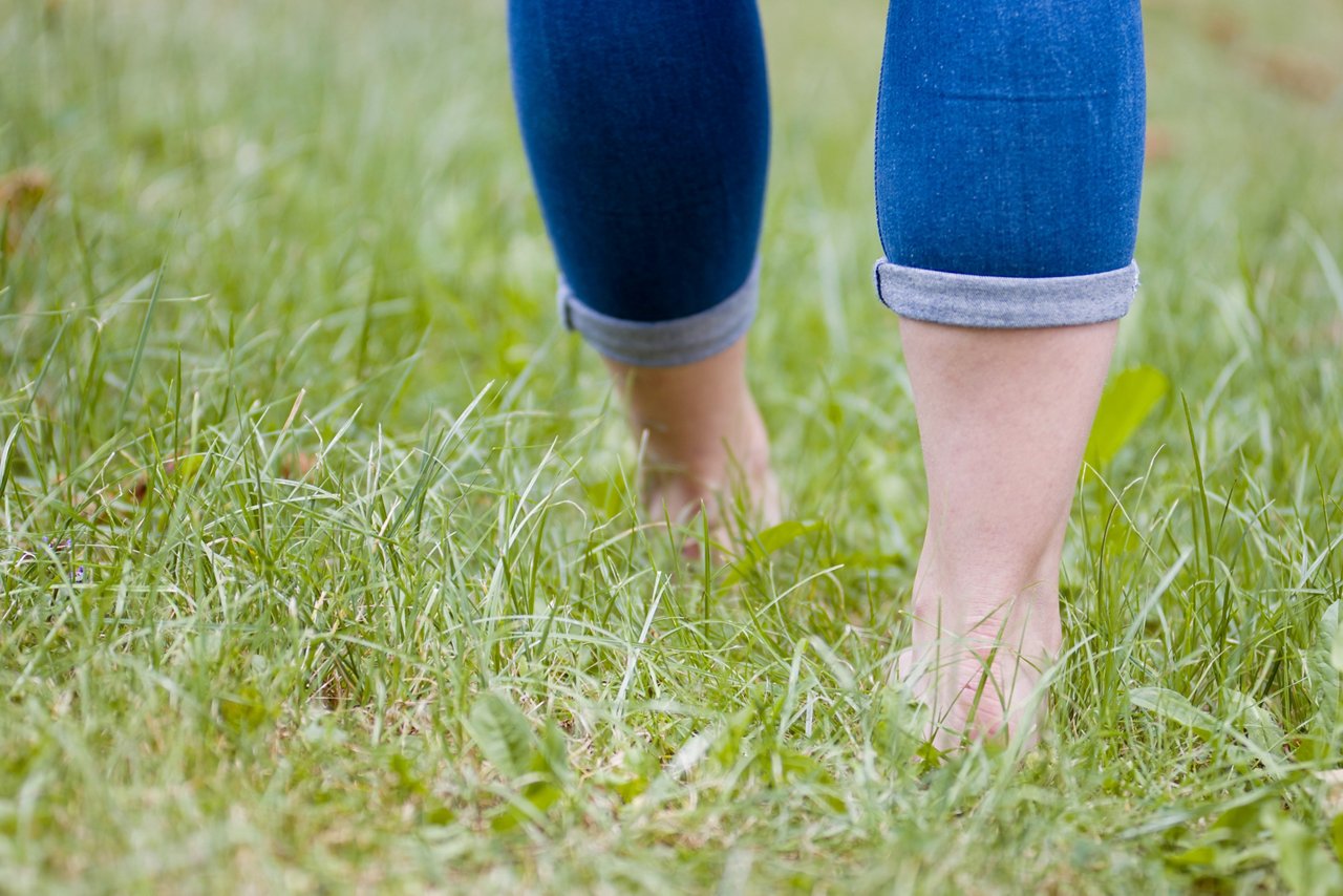 Jemand geht Barfuß durch Graß