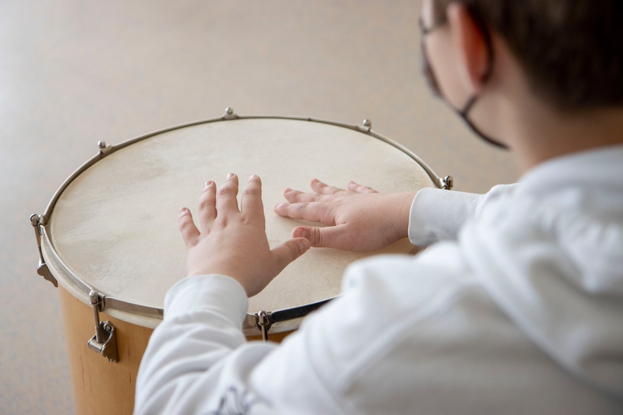 Kind trommelt mit den Händen