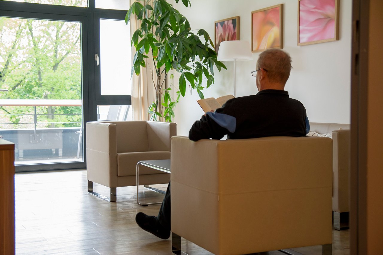 Patient liest ein Buch in der Bibliothek der Onkologie