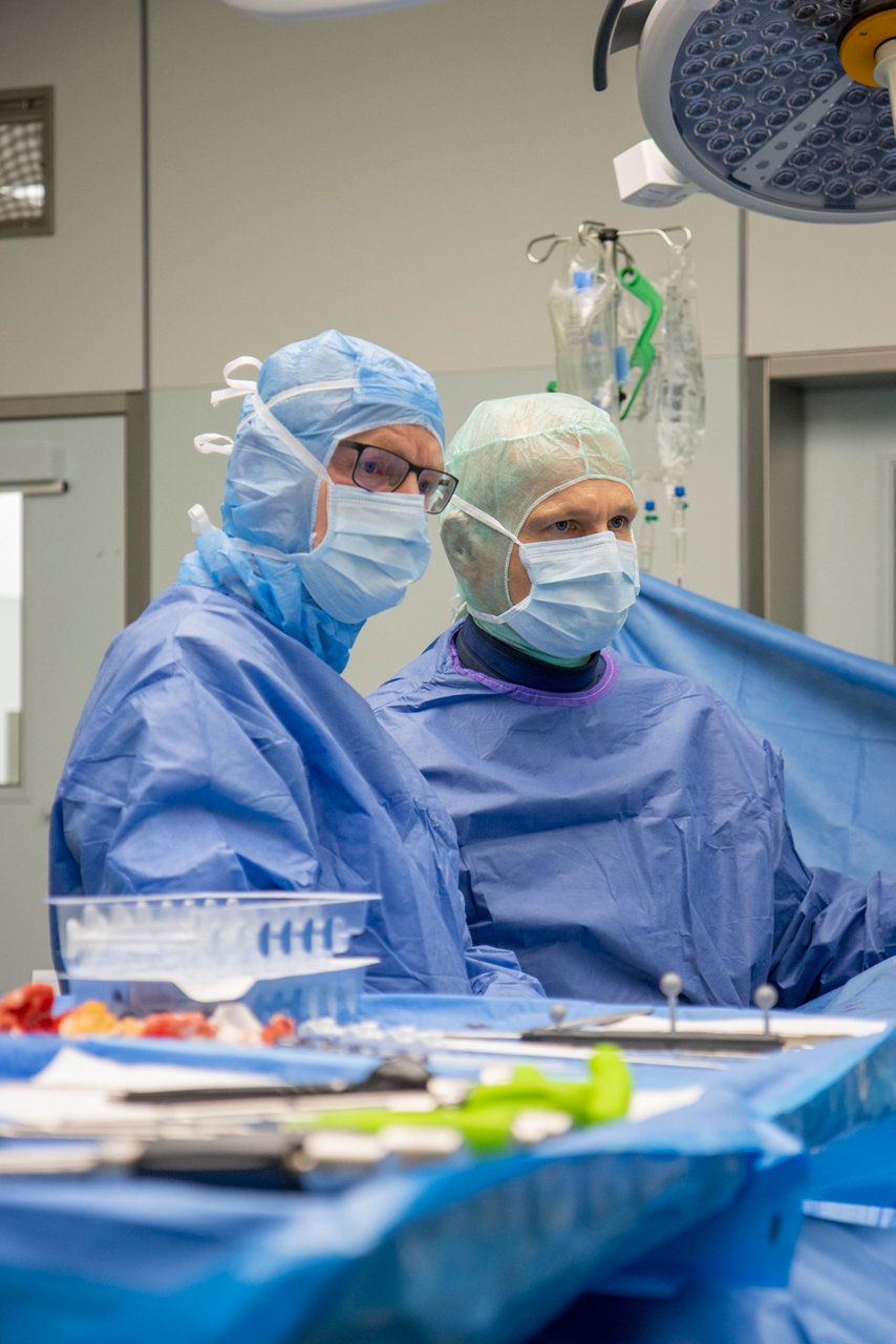 Chefarzt im Op-Saal einer Unfallchirurgie-OP