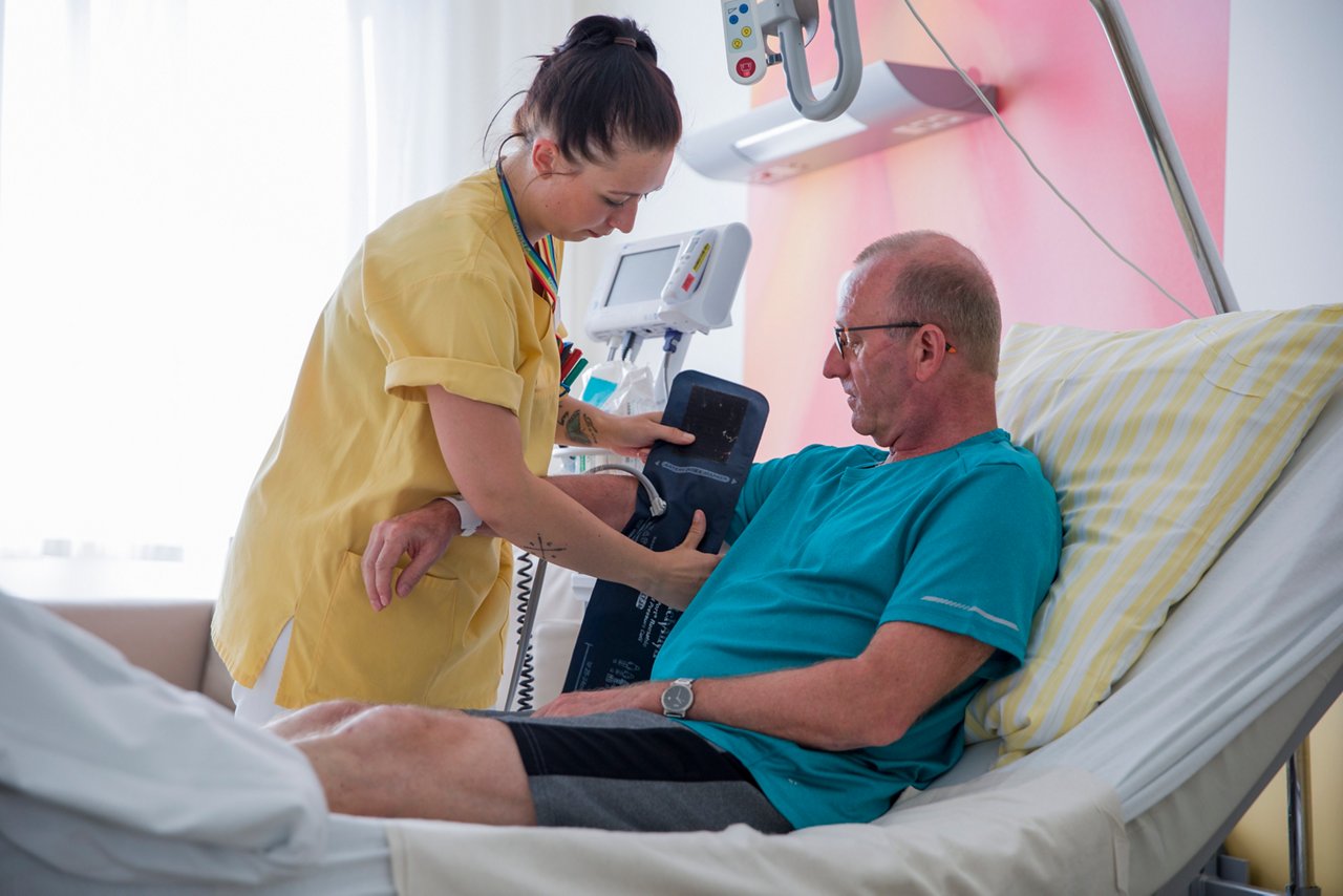 Pflegerin der Palliativ-Station im Helios Klinikum Aue misst den Blutdruck eines Patienten