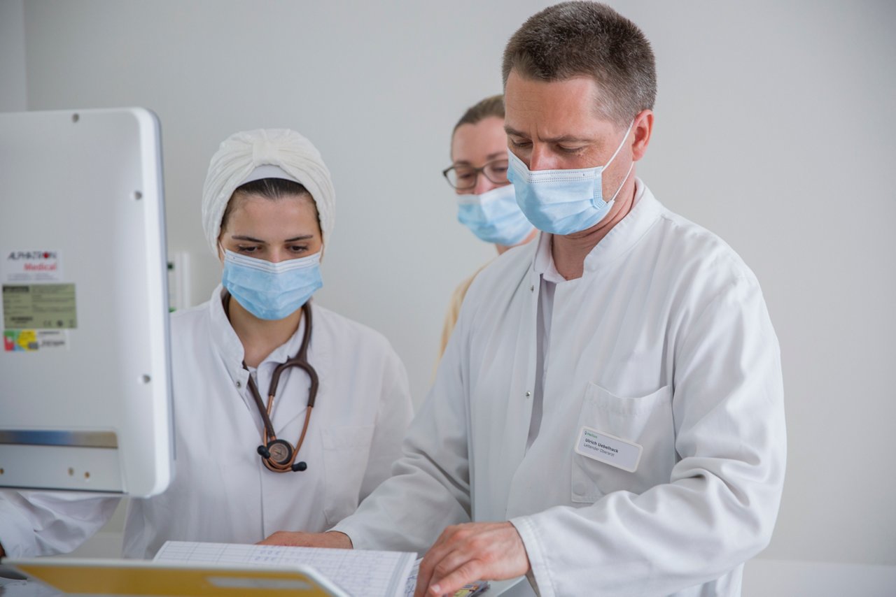 Ärzte-Team der Palliativ-Station im Helios Klinikum Aue schaut auf Vitalwerte